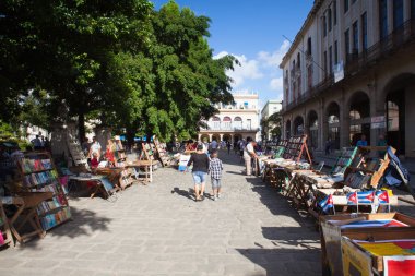 Havana, Küba - Ocak, 22,2017: Plaza de Armas bit pazarı, ikinci el kitap tezgahları