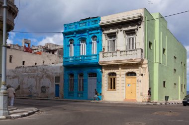 Havana, Küba - Ocak 22,2017: çürüyen ve yenilenmiş binalar eski Havana City, Küba'da ana cadde üzerinde