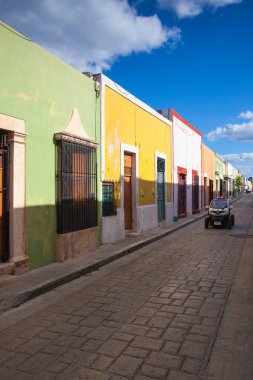 Campeche, Meksika - Ocak 31,2018: tipik koloni Campeche, Meksika sokak üzerinde polis arabası. Tarihi müstahkem şehir, Campeche - UNESCO Dünya Miras Listesi.
