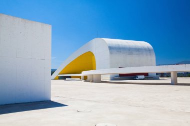 Aviles, İspanya - Temmuz 4,2017: Görünüm Niemeyer Aviles içinde bina merkezi. Kültür Merkezi Brezilyalı mimar Oscar Niemeyer tarafından tasarlanmış.