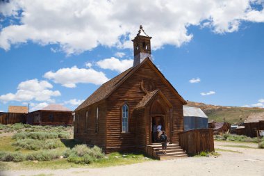 Bodie, Ca, Amerika Birleşik Devletleri - 15 Temmuz 2011: Eski binalarda Bodie, 1800'lerin orijinal bir hayalet kasaba. Bodie Bodie Hills Sierra Nevada sıradağlarının Mono County, Kaliforniya'da doğusunda bir hayalet yeridir
