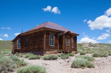 Bodie, Ca, Amerika Birleşik Devletleri - 15 Temmuz 2011: Eski binalarda Bodie, 1800'lerin orijinal bir hayalet kasaba. Bodie Bodie Hills Sierra Nevada sıradağlarının Mono County, Kaliforniya'da doğusunda bir hayalet yeridir