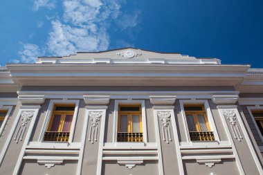 Cienfuegos, Cuba - Ocak 28,2017: Cienfuegos tipik sömürge mimarisi. Cienfuegos, Cienfuegos eyaletinin sermaye Cuba.The güney kıyısında Şehir bir şehir La Perla del Sur lakaplı olduğunu