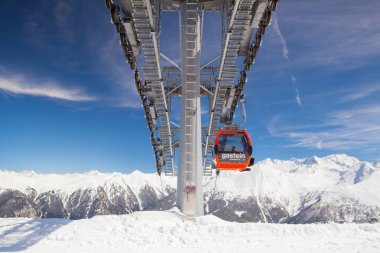 Bad Gastein, Avusturya - Nisan 2,2018: insanlar binmek gondol kötü Gastein.It kablo otomobilin yüksek Tauern'in dağlarda Avusturyalı bir spa ve Kayak şehir olduğunu. Belle epoque oteller ve villalar, dik, ormanlık yamaçların üzerinde inşa tanınır.