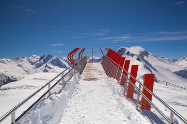 Bad Gastein, Avusturya - Nisan 2,2018: dağlar ski Resort Bad Gastein bakış açısı. O bir Avusturyalı spa ve Kayak yüksek Tauern'in dağlar yeridir.