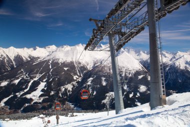 Bad Gastein, Avusturya - Nisan 2,2018: insanlar binmek gondol kötü Gastein.It kablo otomobilin yüksek Tauern'in dağlarda Avusturyalı bir spa ve Kayak şehir olduğunu. Belle epoque oteller ve villalar, dik, ormanlık yamaçların üzerinde inşa tanınır.