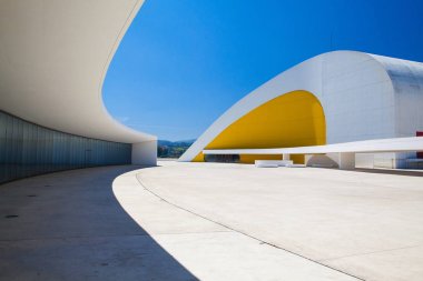 Aviles, İspanya - Temmuz 4,2017: Görünüm Niemeyer Aviles içinde bina merkezi. Kültür Merkezi Brezilyalı mimar Oscar Niemeyer tarafından tasarlanmış.