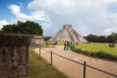 Chichen Itza, Meksika - 28 Ocak 2018: Majestic Chichen Itza.Chichen Itza mahvoldu Maya harabelerini bir kompleks. Antik kentin el Castillo veya Kukulcan Tapınağı, olarak bilinen bir büyük adım piramit hakim.