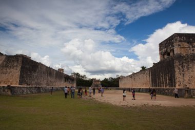 Chichen Itza, Meksika - 28 Ocak 2018: Majestic Chichen Itza.Chichen Itza mahvoldu Maya harabelerini bir kompleks. Antik kentin el Castillo veya Kukulcan Tapınağı, olarak bilinen bir büyük adım piramit hakim.