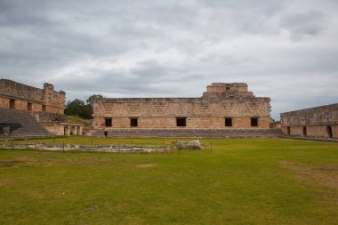 Uxmal, Meksika - 30 Ocak 2018: Majestic Uxmal, Meksika'da mahveder. Uxmal bir Antik Maya Klasik dönem bugünkü Meksika şehridir.