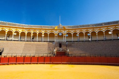 Sevilla, İspanya - Kasım 19,2016: boğa güreşi arena, plaza de toros Sevilla.During yıllık Seville adil Seville, bu dünyanın en iyi bilinen boğa güreşi festivallerinden biri sitedir.