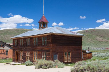 Bodie, Ca, Amerika Birleşik Devletleri - 15 Temmuz 2011: Eski binalarda Bodie, 1800'lerin orijinal bir hayalet kasaba. Bodie Bodie Hills Sierra Nevada sıradağlarının Mono County, Kaliforniya'da doğusunda bir hayalet yeridir