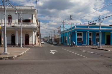 Cienfuegos, Cuba - Ocak 28,2017: tipik koloni içinde Cienfuegos sokak. Cienfuegos, Cienfuegos eyaletinin sermaye Cuba.The güney kıyısında Şehir bir şehir La Perla del Sur lakaplı olduğunu
