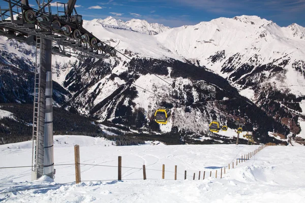 坏加施泰因 奥地利 22018 人们乘缆车在坏 Gastein 是奥地利温泉和滑雪镇在高 Tauern 它是著名的美女年代酒店和别墅建在陡峭的 森林的斜坡 — 图库照片