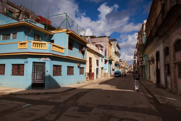 Havana Cuba Janeiro 2017 Edifícios Ruínas Renovados Rua Principal Cidade — Fotografia de Stock