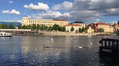 Prague, Çek Cumhuriyeti - 26 Nisan, 2018: Vltava Nehri ve Charles Köprüsü Prag, Çek Cumhuriyeti. Seyahat hedef.