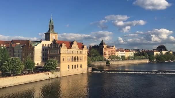 Praha Česká Republika Duben 2018 Pohled Karlova Mostu Řece Vltavě — Stock video