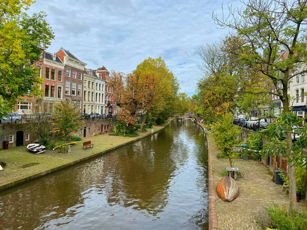 Ut 'un merkezindeki Oudegracht (Eski Kanal)' da geleneksel evler — Stok fotoğraf