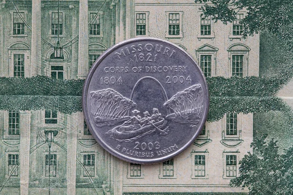 Symmetric composition of US dollar bills and a quarter of Missou — стокове фото