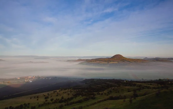 Misty πρωί στα κεντρικά υψίπεδα Βοημίας, Τσεχική Δημοκρατία. — Φωτογραφία Αρχείου