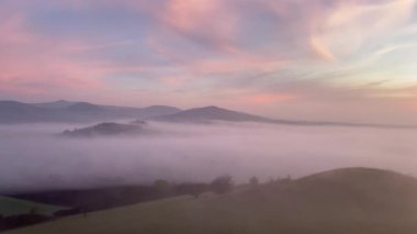 Çek Cumhuriyeti, Orta Bohem Dağları 'nda puslu bir sabah. Central Bohemian Uplands, Bohemya 'nın kuzeyinde yer alan bir dağ silsilesidir. Menzil yaklaşık 80 km uzunluğunda.