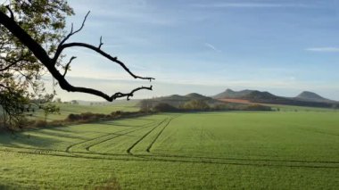 Çek Cumhuriyeti, Orta Bohem Dağları 'nda bir sabah. Central Bohemian Uplands, Bohemya 'nın kuzeyinde yer alan bir dağ silsilesidir. Menzil yaklaşık 80 km uzunluğunda.