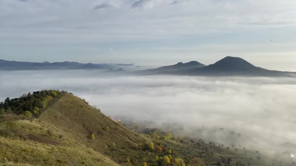 ラナ丘からの眺めチェコ共和国中央ボヘミア高原の霧深い朝 中央ボヘミア高地 Central Bohemian Uplands ボヘミア北部に位置する山脈 距離は約80Km — ストック動画