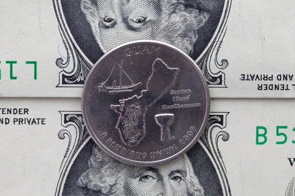 Symetryczny skład banknotów dolarowych i ćwierć Guama — Zdjęcie stockowe