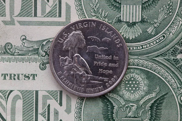 우리 달러 지폐의 대칭적 인 구성 과 미국 제5 달러의 4 분 의 1 — 스톡 사진