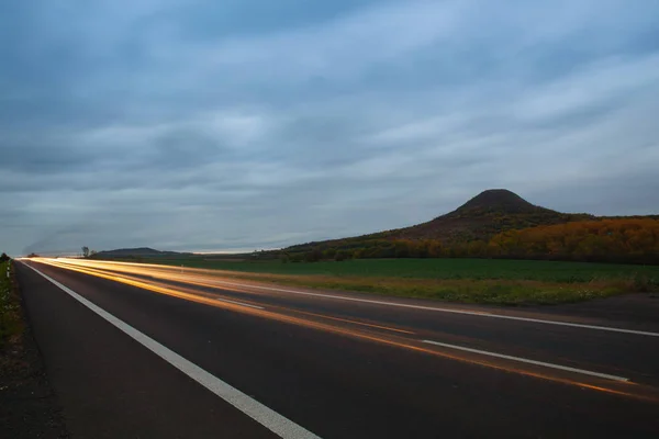 Světelné stezky na silnici ve Středočeské vrchovině, Česká republika — Stock fotografie