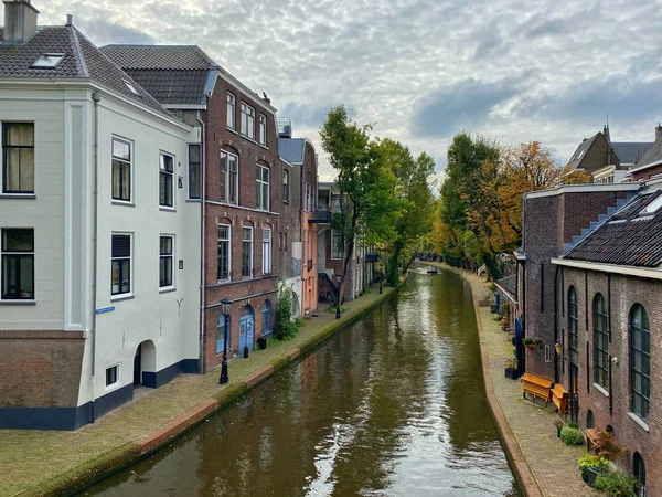 Tradycyjne domy na Oudegracht (Stary Kanał) w centrum Ut — Zdjęcie stockowe