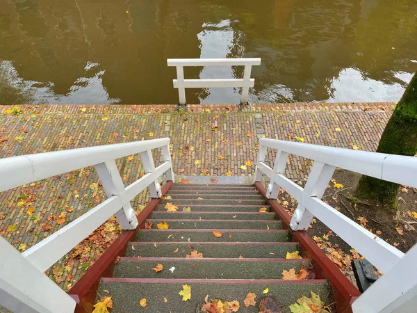 Na břehu řeky v Utrechtu, Nizozemsko. — Stock fotografie