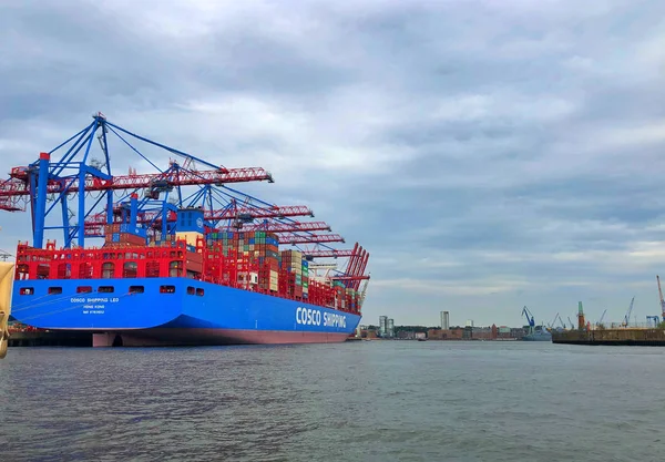 Het containerschip Cosco Shipping Leo in Hamburg haven. — Stockfoto