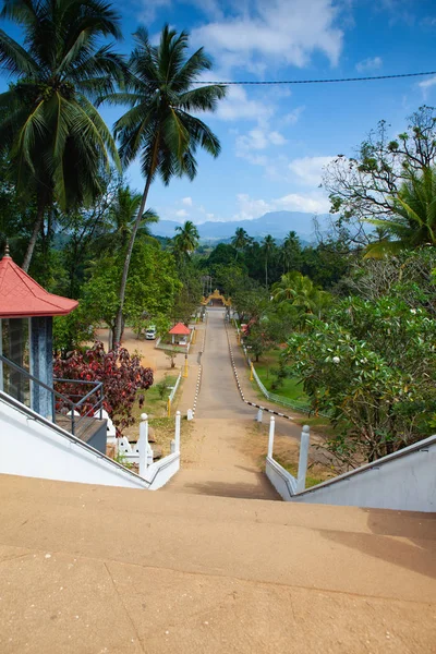 El Templo de la Roca del Aluvihare en Aluvihare, Sri Lanka — Foto de Stock