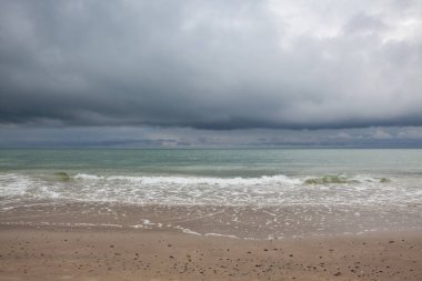 Danimarka 'nın Skagen sahilinde sağanak yağmurdan sonra. 