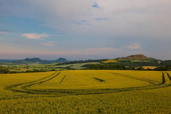 Paysage entre les champs au village Merunice, République tchèque — Photo