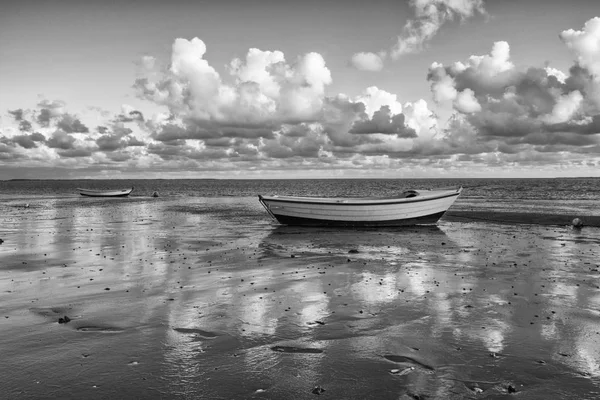 Vissersboten op het lege strand, Hjerting, Jutland, Denemarken. — Stockfoto