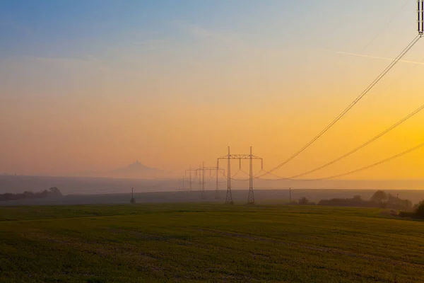 Hazmburk Κάστρο το πρωί mist.Czech Δημοκρατία. — Φωτογραφία Αρχείου