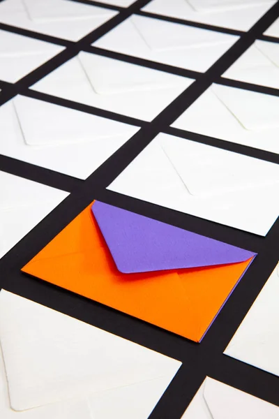 Composition avec enveloppes blanches et bicolores sur la table . — Photo