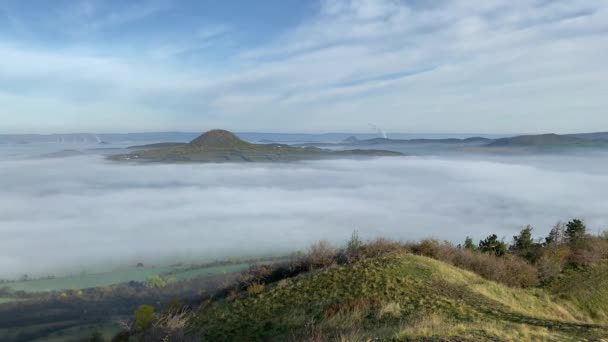 Вид Rana Hill Misty Вранці Центральному Богемському Нагір Чеська Республіка — стокове відео