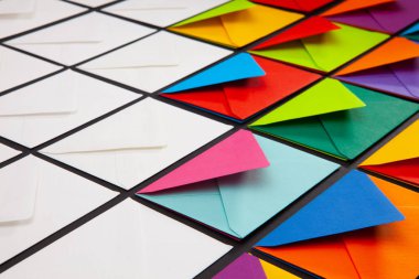 Masada beyaz ve renkli zarflarla kompozisyon. 