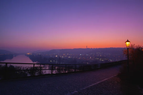 Liten brygga, båtar och floden Vltava i Prag, Tjeckien — Stockfoto