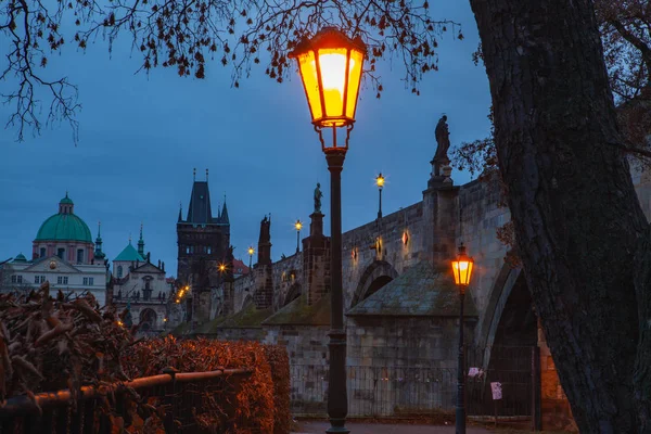 Esti táj a Károly híd mellett, Prága, Csehország. — Stock Fotó