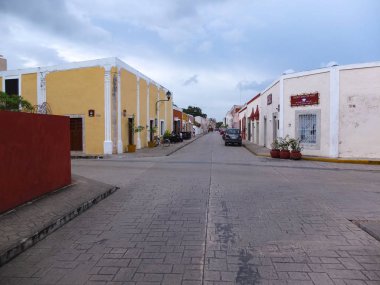 Tipik Koloni caddesi Valladolid, Meksika. 