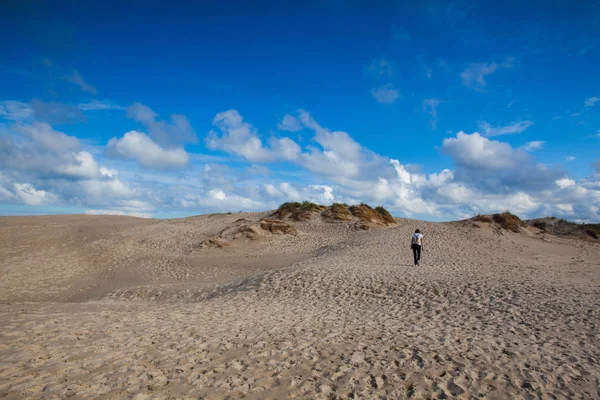 Femme seule sur Rabjerg Mile. C'est une dune côtière migrante, D — Photo