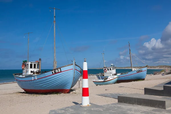 Barcos de pesca en la playa de Stenbjerg en Dinamarca . —  Fotos de Stock