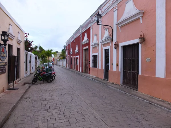 Rua colonial típica em Valladolid, México . — Fotografia de Stock