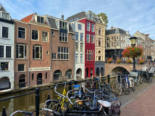 Traditional houses on the Oudegracht (Old Canal) in center of Ut — Stock Photo, Image