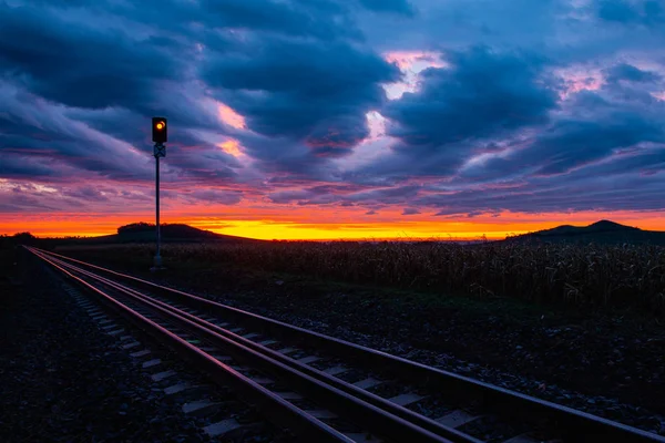 Ranní vlak do pekla. Jednorázová železniční trať při východu slunce — Stock fotografie