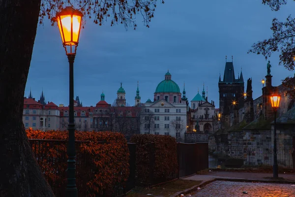 Вечерний пейзаж рядом с Карловым мостом, Прага, Чехия . — стоковое фото